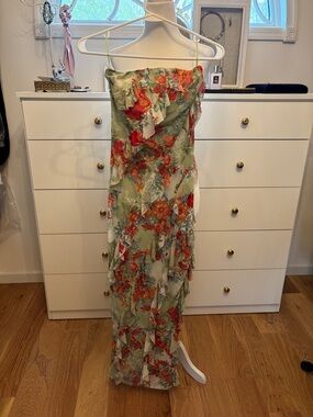 Floral fitted strapless dress